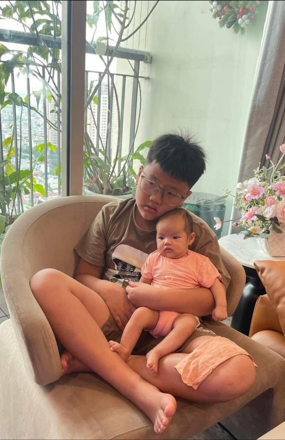 Con trai Thu Quỳnh khéo chăm em: "Review chiếc em gái tròn 2 tháng tuổi, mới đi tiêm 6in1 về! Anh trai bia chăm em gái rượu khéo hơn mẹ". Ảnh: FB Nguyễn Thu Quỳnh