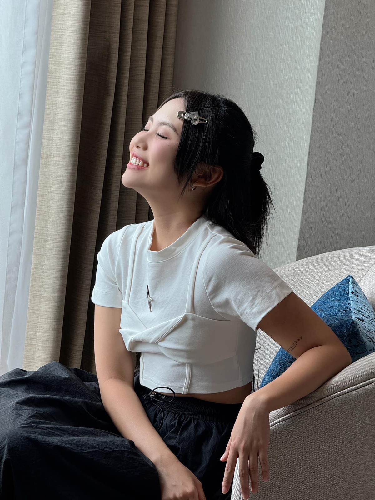 "Gọi Chi là dân thường, vì gặp Chi mọi người sẽ thương dần", Phương Mỹ Chi dí dỏm. Ảnh: FB Phương Mỹ Chi