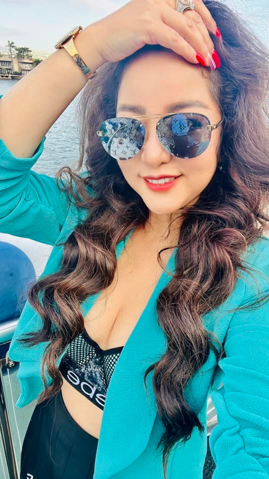 Thuý Nga: "Mùa hè đến, cho phép tui mát mẻ chút nha". Ảnh: FB Trần Thuý Nga