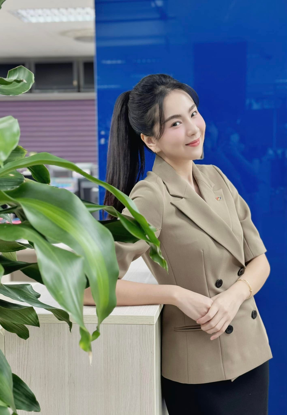 MC Mai Ngọc tràn đầy năng lượng khi đi làm. Ảnh: FB Mai Ngọc