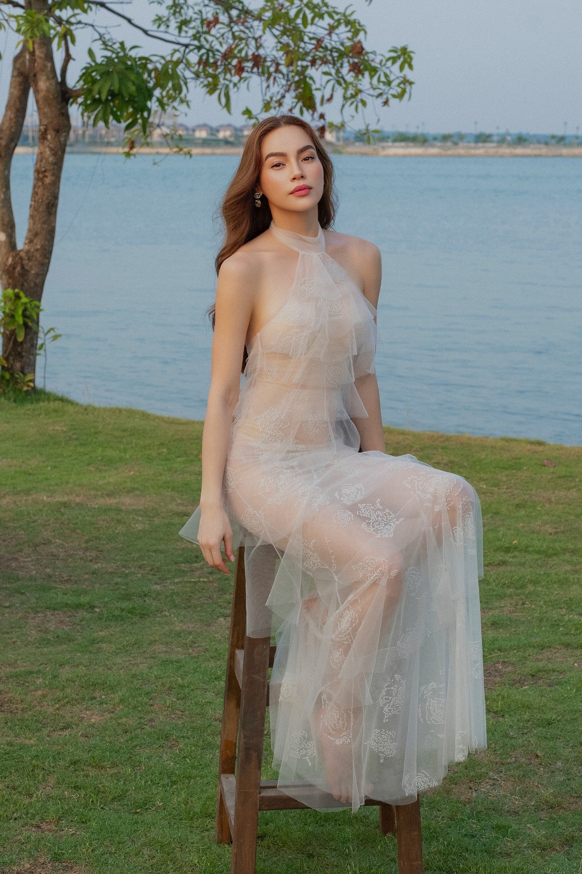 Lớp voan mỏng manh của chiếc váy tạo nên hiệu ứng bay bổng, nhẹ nhàng, khiến Hồ Ngọc Hà như hóa thân thành một nữ thần.