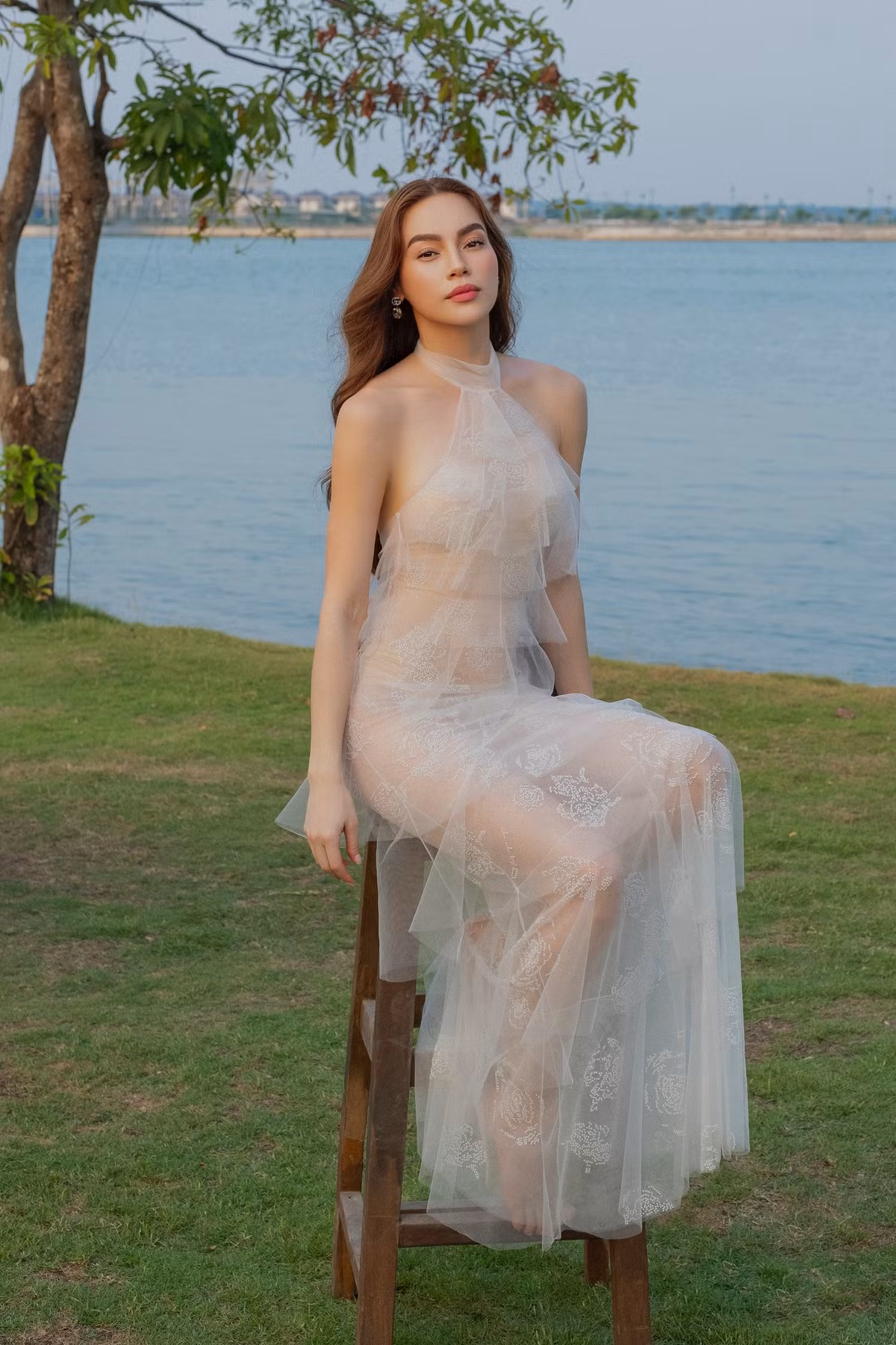 Lớp voan mỏng manh của chiếc váy tạo nên hiệu ứng bay bổng, nhẹ nhàng, khiến Hồ Ngọc Hà như hóa thân thành một nữ thần.