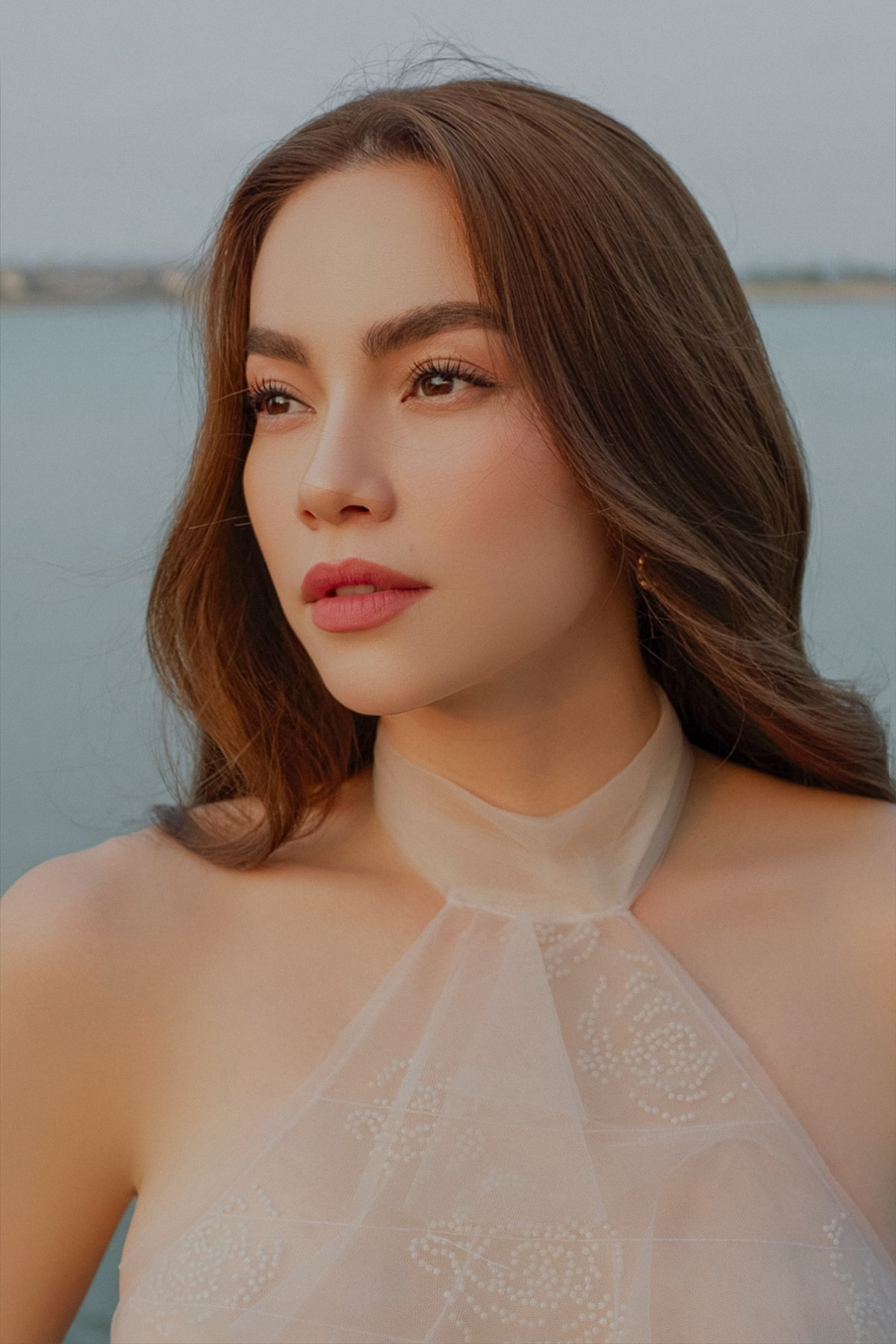 Nữ ca sĩ Hồ Ngọc Hà diện váy xuyên thấu dài đến gót chân, chất liệu voan mỏng làm tôn lên đường cong cơ thể tuyệt đẹp của cô.