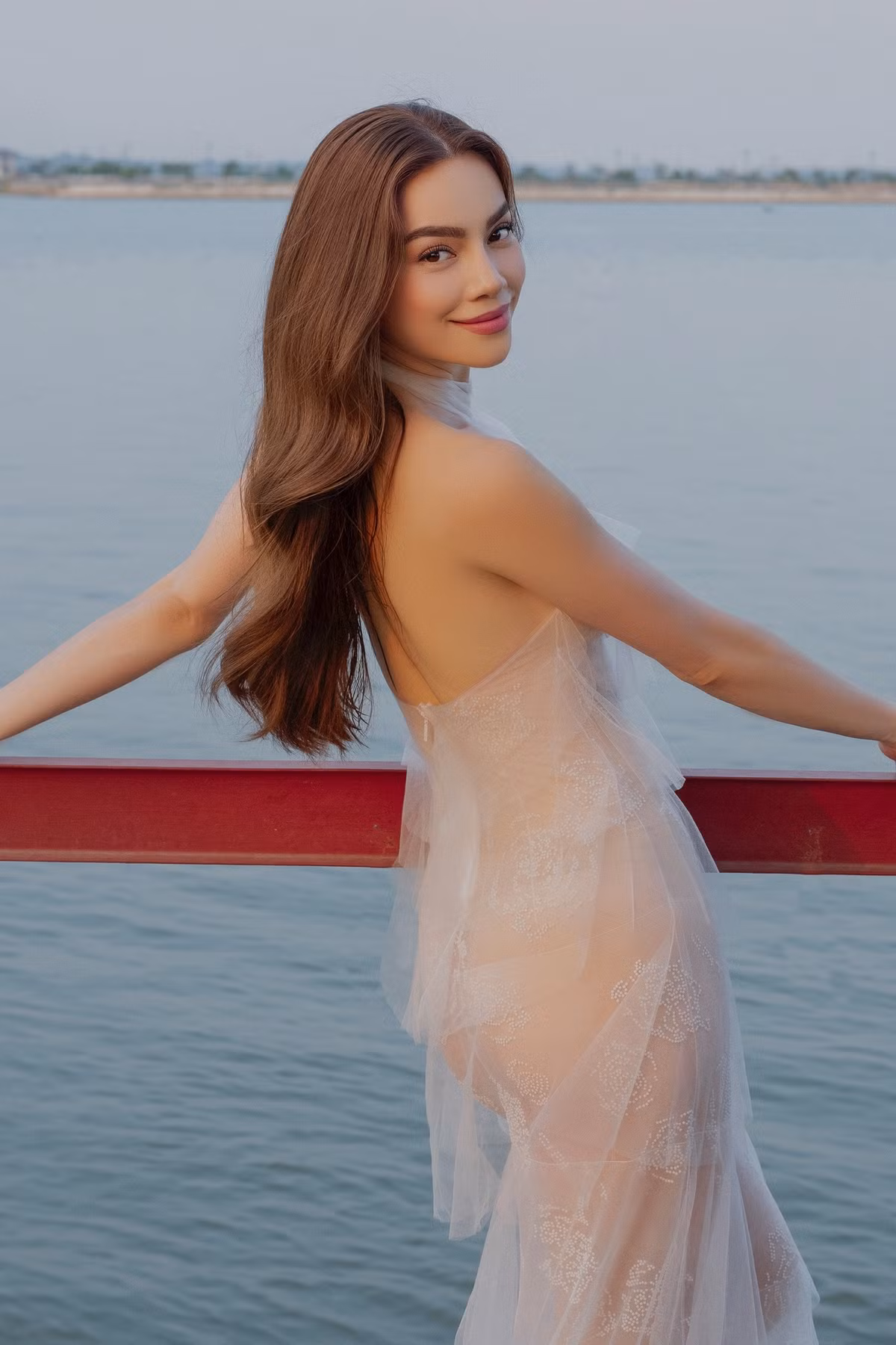 Nữ ca sĩ khéo léo lựa chọn nội y phù hợp khi mặc trang phục gợi cảm, từ đó mang lại hiệu quả tôn đường cong tinh tế.