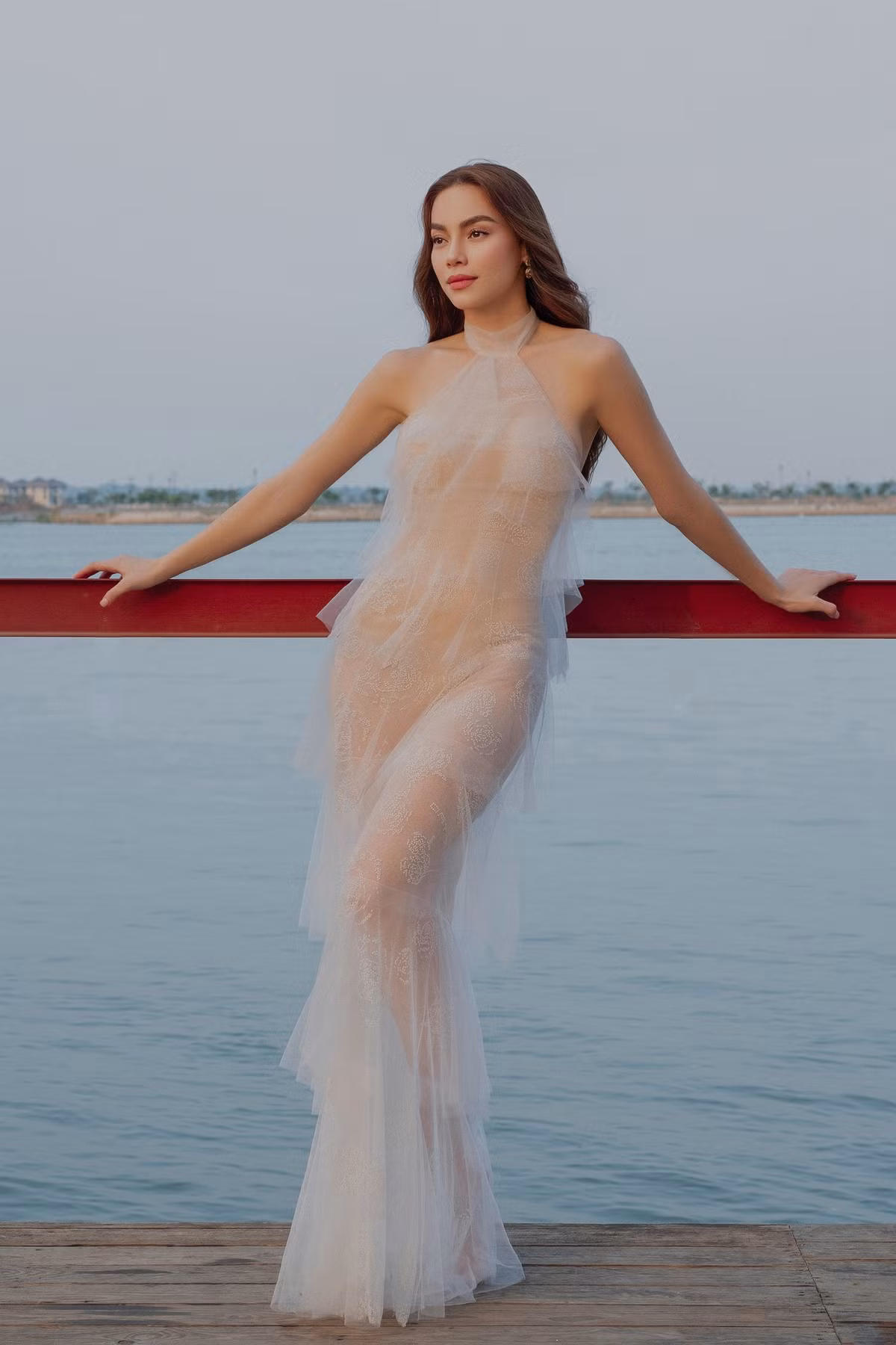 Trong làng giải trí Việt, Hồ Ngọc Hà là tín đồ của thời trang xuyên thấu. Mới đây, nữ ca sĩ tiếp tục khiến người hâm mộ trầm trồ khi đăng tải bộ ảnh mới.