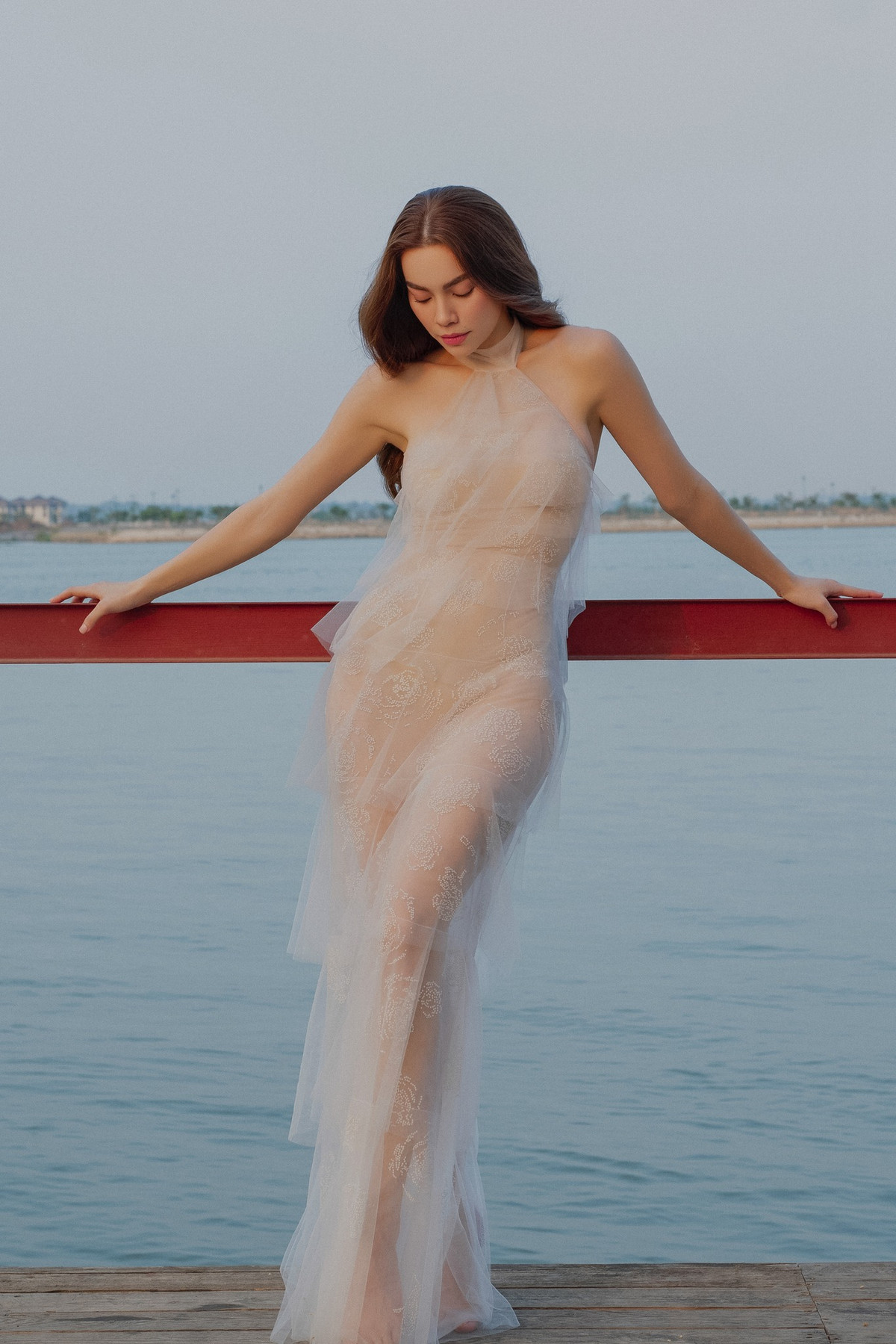 Bộ ảnh mới của Hồ Ngọc Hà đã nhanh chóng nhận được "cơn mưa lời khen" từ người hâm mộ và cộng đồng mạng.