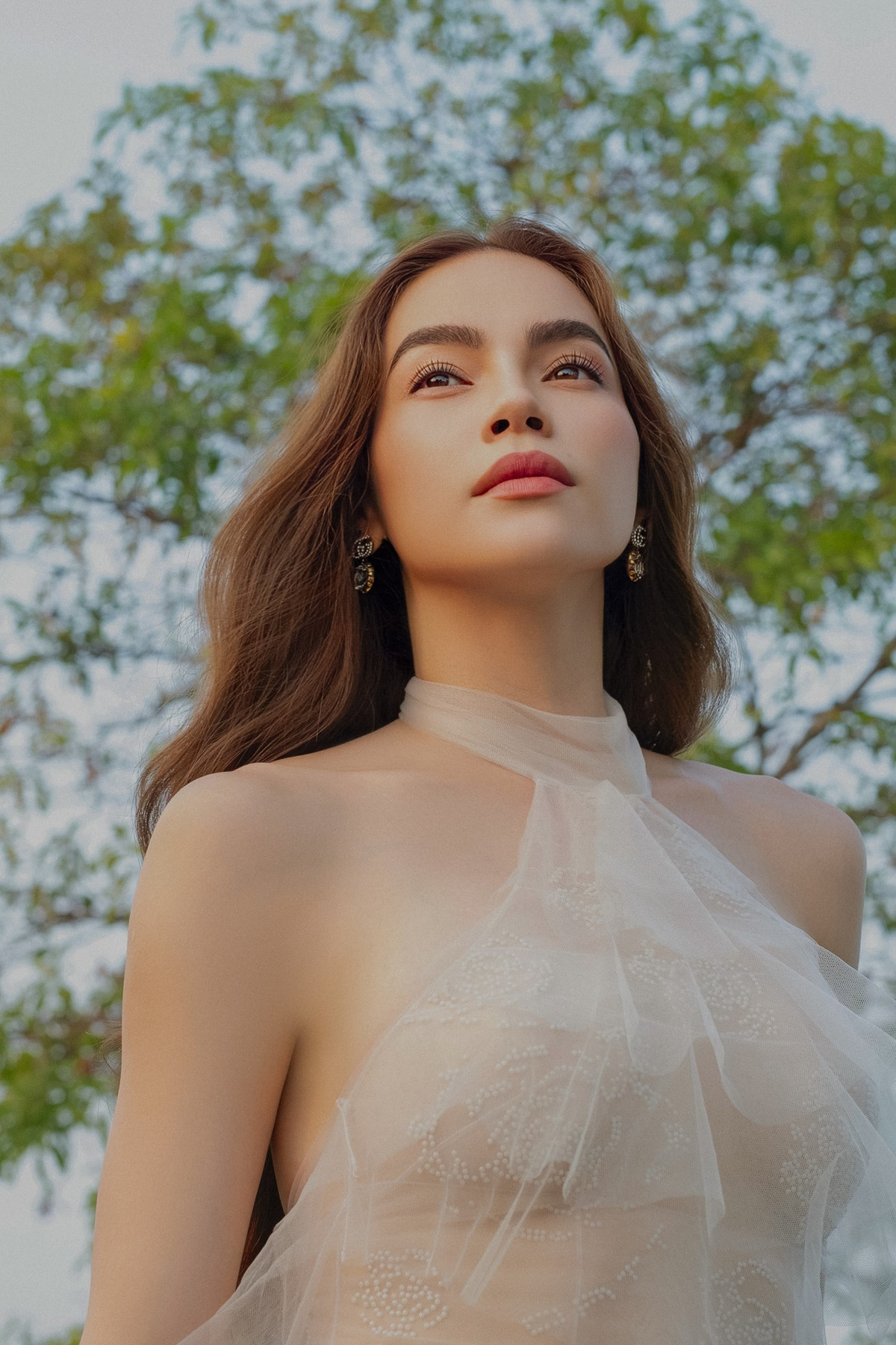 Chiếc váy xuyên thấu được thiết kế tinh tế với những đường cắt xẻ táo bạo, giúp nữ ca sĩ khoe trọn bờ vai thon thả, vòng eo con kiến cùng đôi chân dài miên man.