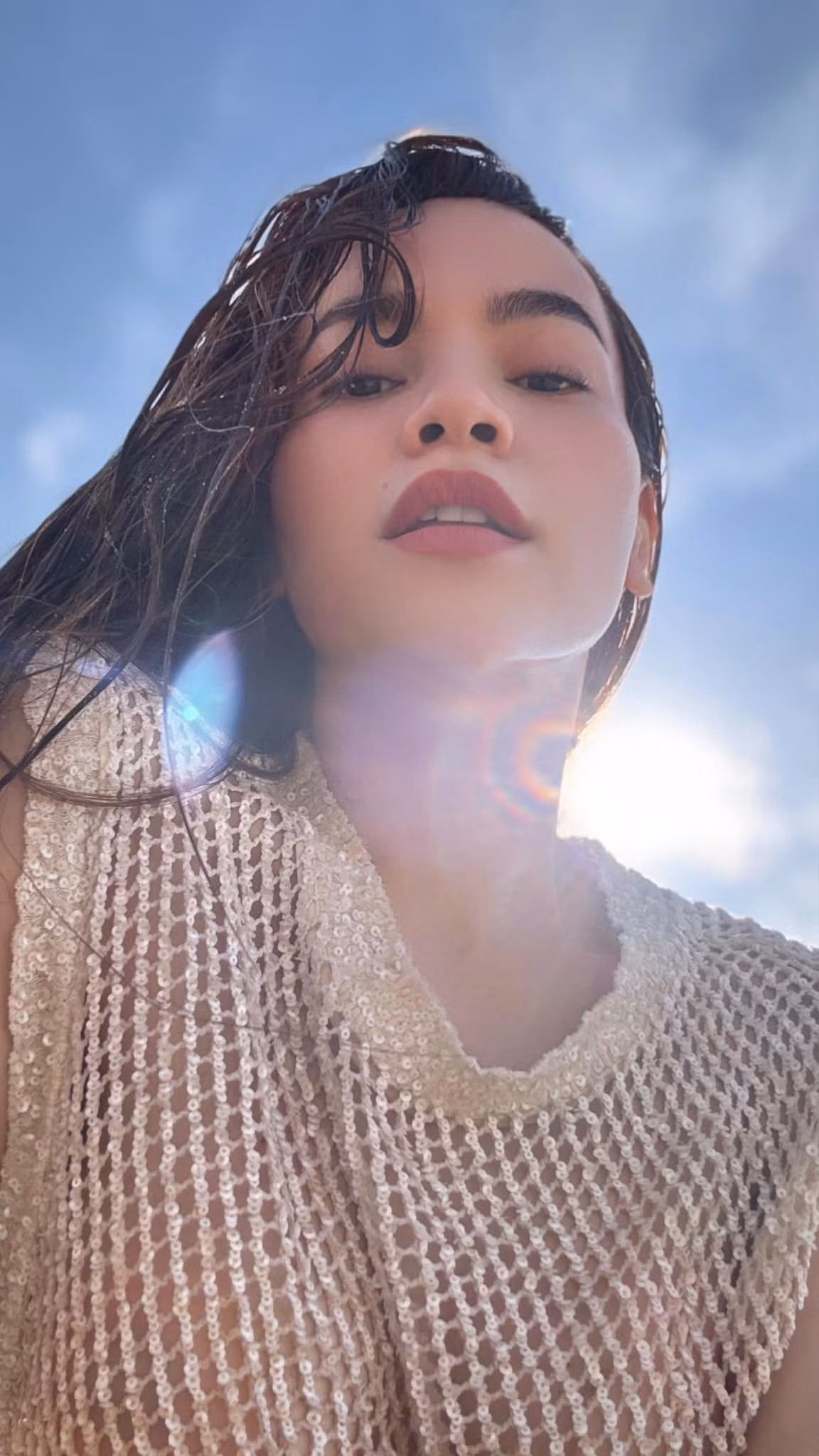 Hồ Ngọc Hà thoải mái thả dáng với đồ bơi mỏng manh và vui vẻ chơi đùa với con sóng.