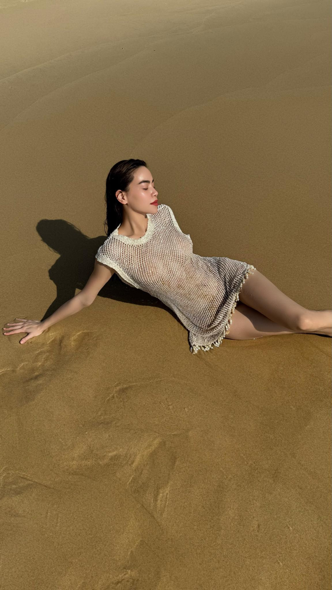 Ho Ngoc Ha gay sot khi dien ao luoi khoe dang nuot o bien