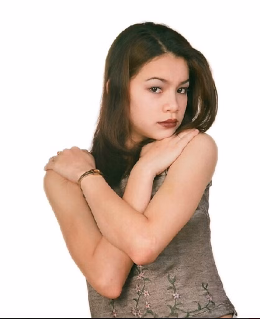 Hồ Ngọc Hà sinh năm 1984 tại Quảng Bình. Cô là người Việt lai Pháp khi cha cô mang hai dòng máu Pháp – Việt. Năm 16 tuổi, với chiều cao 1m72, Hồ Ngọc Hà bước chân lên sàn diễn thời trang và gặt hái nhiều giải thưởng. Ảnh: Dân Việt