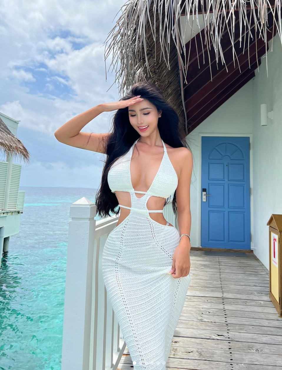 Carina yêu thích trang phục có điểm nhấn là khoảng hở lưng hờ hững kết hợp một vài chi tiết điểm xuyết trước ngực.