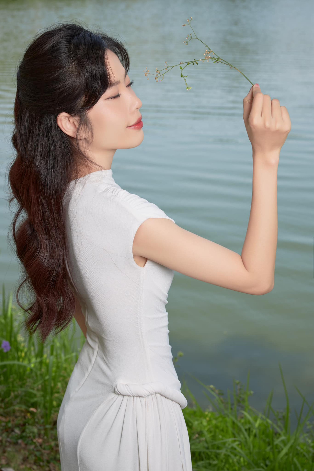 Trong loạt ảnh lần này, Nam Em diện một chiếc váy trắng tinh khôi. Ảnh: FBNV