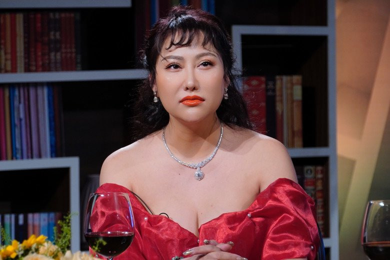 Ở thời điểm hiện tại Phi Thanh Vân đã có sự biến đổi lớn về nhan sắc khi trải qua gần 20 cuộc phẫu thuật trùng tu nhan sắc từ nâng mũi, ngực, căng da mặt, tẩy trắng da,....