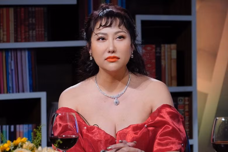 Ở thời điểm hiện tại Phi Thanh Vân đã có sự biến đổi lớn về nhan sắc khi trải qua gần 20 cuộc phẫu thuật trùng tu nhan sắc từ nâng mũi, ngực, căng da mặt, tẩy trắng da,....