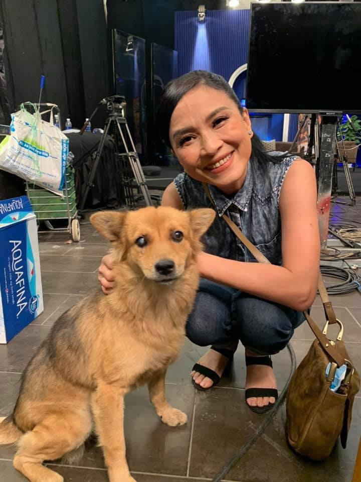 Ở tuổi ngũ tuần, nữ diễn viên đã lộ rõ nhiều dấu hiệu tuổi tác với nước da xuất hiện nhiều nếp nhăn, dù vậy cô vẫn giữ được nét rạng rỡ như thời trẻ nhờ tập luyện thể thao và duy trì lối sống tích cực.