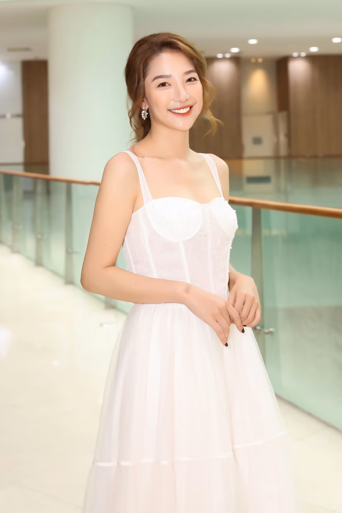 Ở tuổi 39, nữ diễn viên vẫn giữ được vóc dáng thon gọn, gương mặt trẻ trung, xinh đẹp.