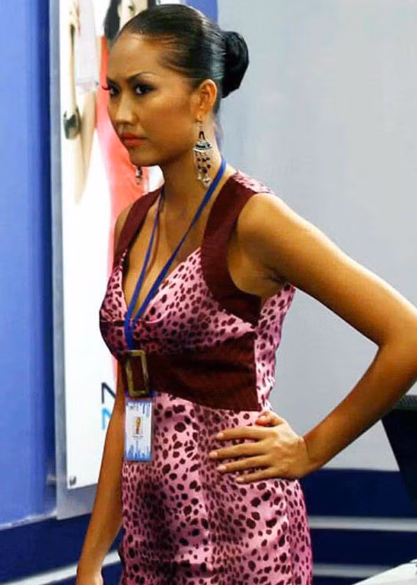 Phi Thanh Vân vào vai Phương Trinh, bạn thân của Mai Lan, một cô nàng chân dài với nước da đen bóng cao ngạo và luôn đối đầu với nhóm bạn của nữ chính.