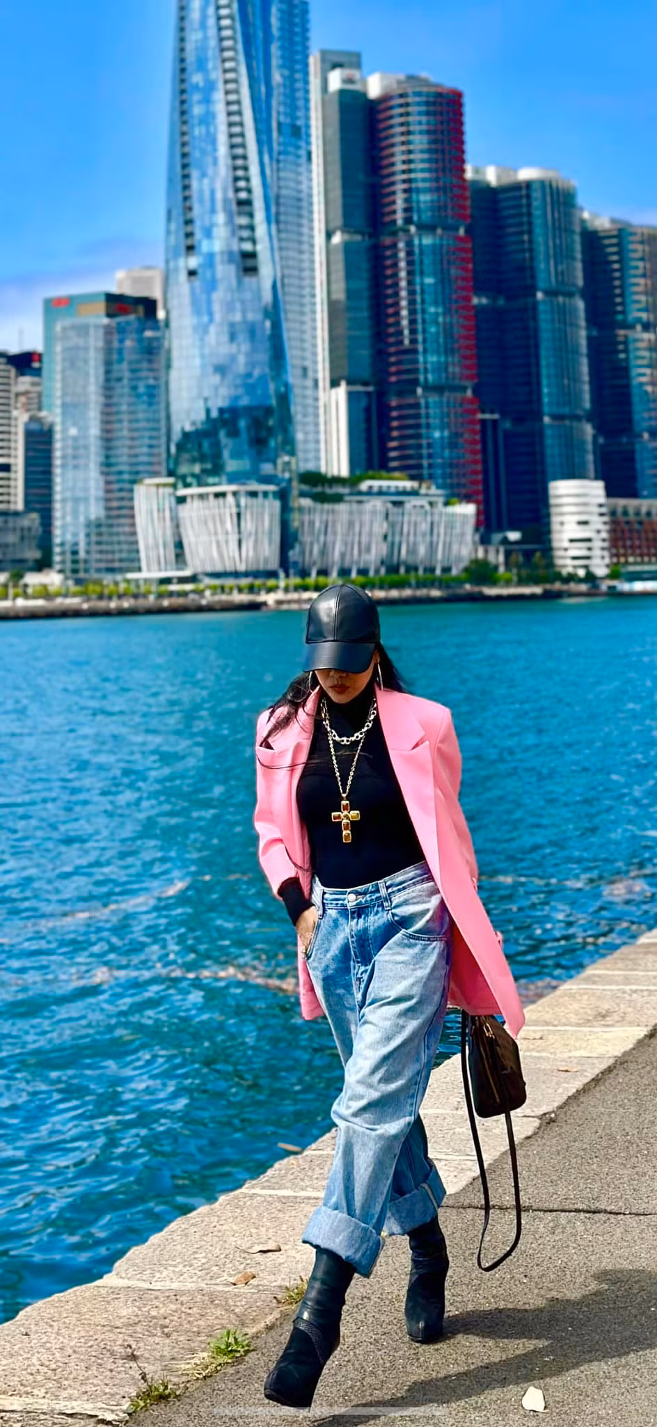 Đoan Trang khoe dáng từ châu Âu sang châu Úc. Ảnh: FB Doan Trang