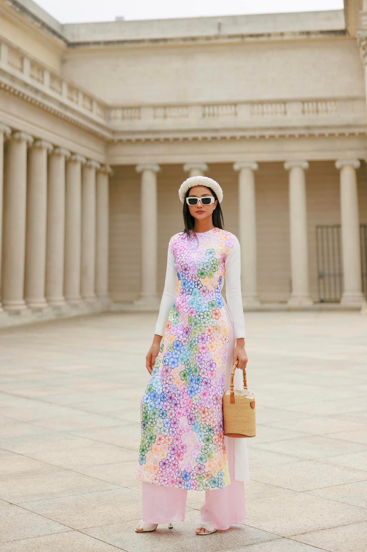 Hoa hậu H'Hen Niê khoe sắc với áo dài trên đất Mỹ. Ảnh: FB H'Hen Niê