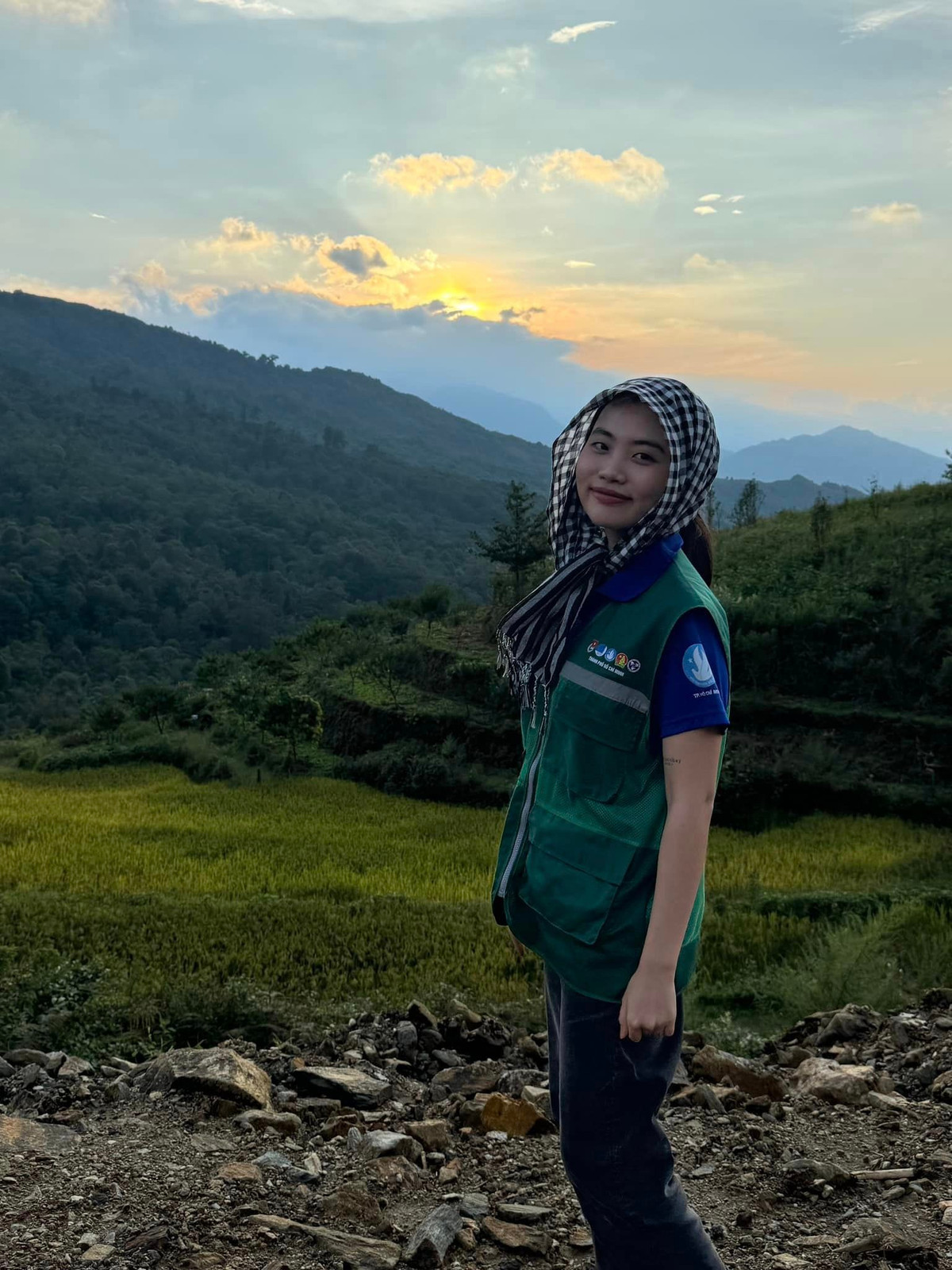 Phương Mỹ Chi hỗ trợ người dân bị ảnh hưởng bởi mưa lũ. Ảnh: FB Phương Mỹ Chi