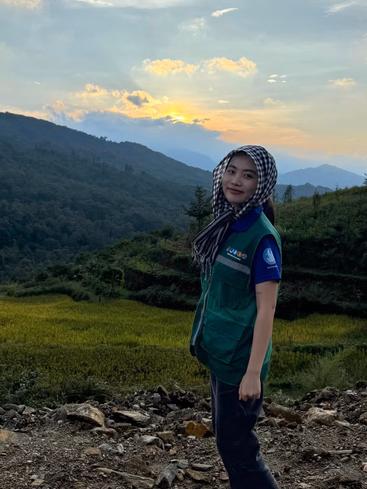 Phương Mỹ Chi hỗ trợ người dân bị ảnh hưởng bởi mưa lũ. Ảnh: FB Phương Mỹ Chi