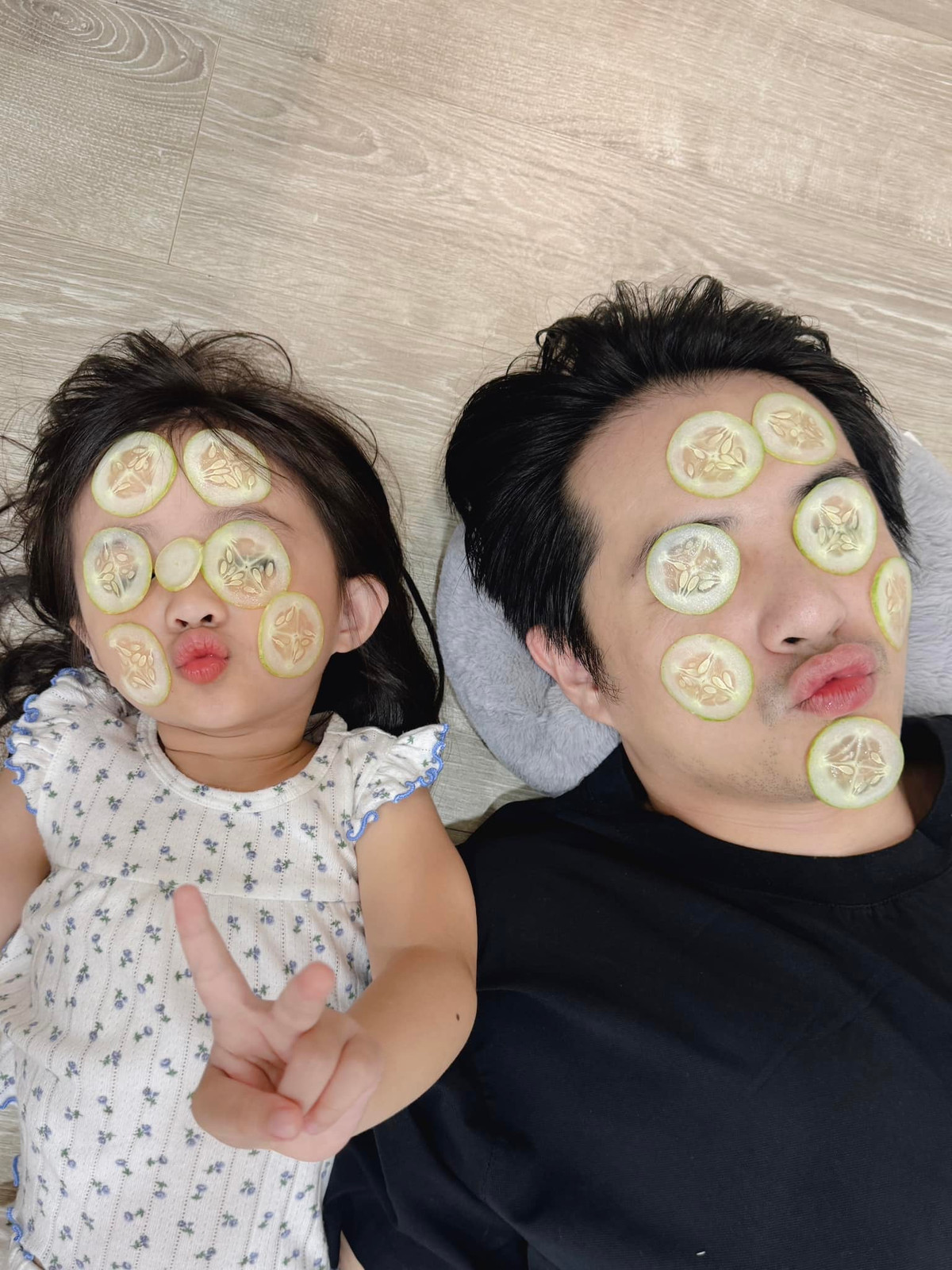 Đông Nhi chia sẻ hình ảnh Ông Cao Thắng cùng con gái lớn đắp mặt nạ dưa chuột. Ảnh: FB Đông Nhi