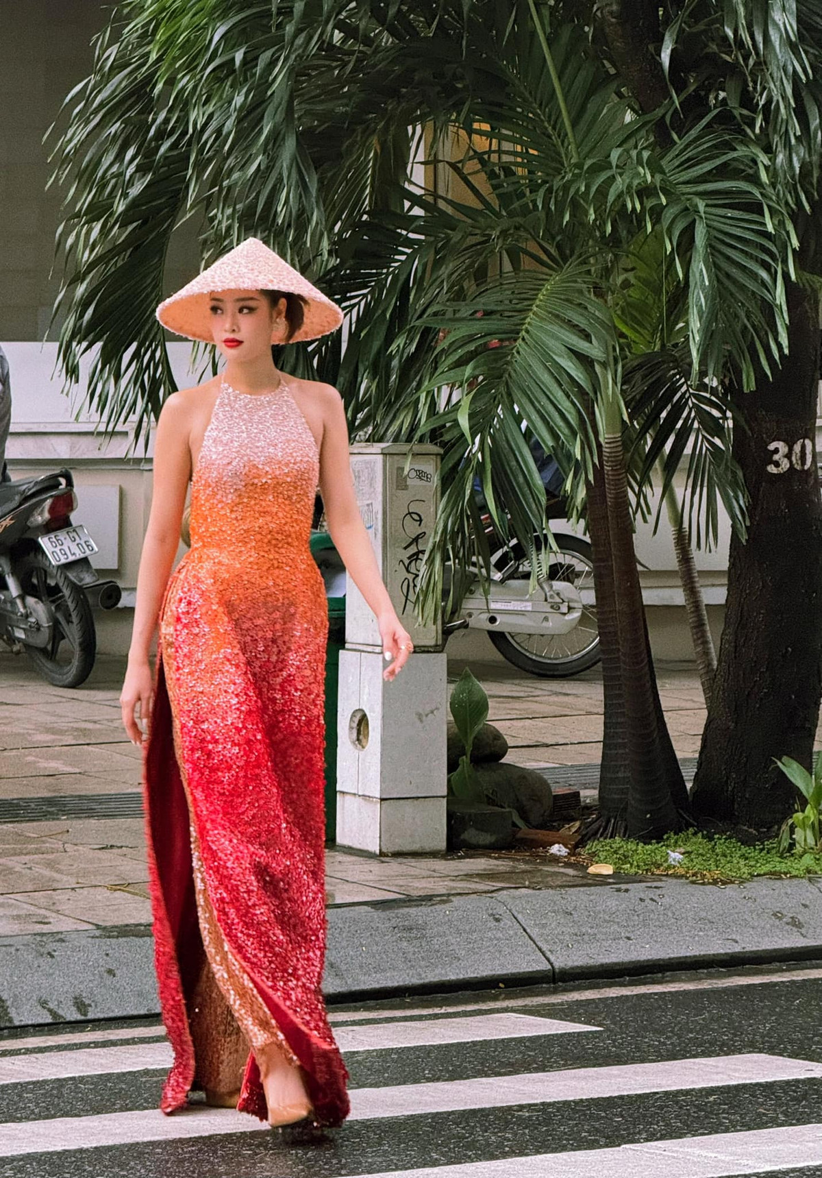 Hoa hậu Khánh Vân diện áo dài lấp lánh nổi bật xuống phố. Ảnh: FB Nguyễn Trần Khánh Vân