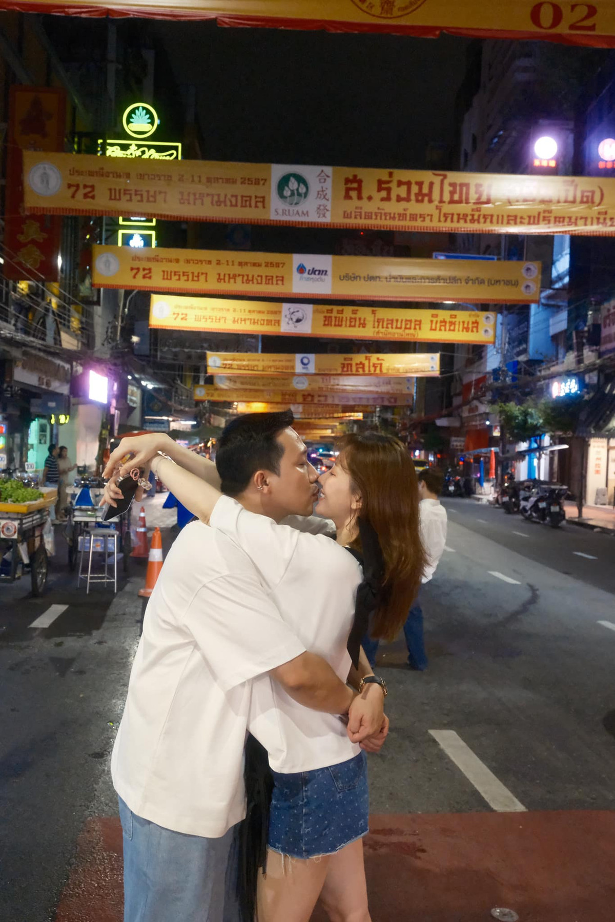 Vợ chồng Trấn Thành và Hari Won chụp ảnh tình tứ ở Thái Lan. Ảnh: FB Hariwon