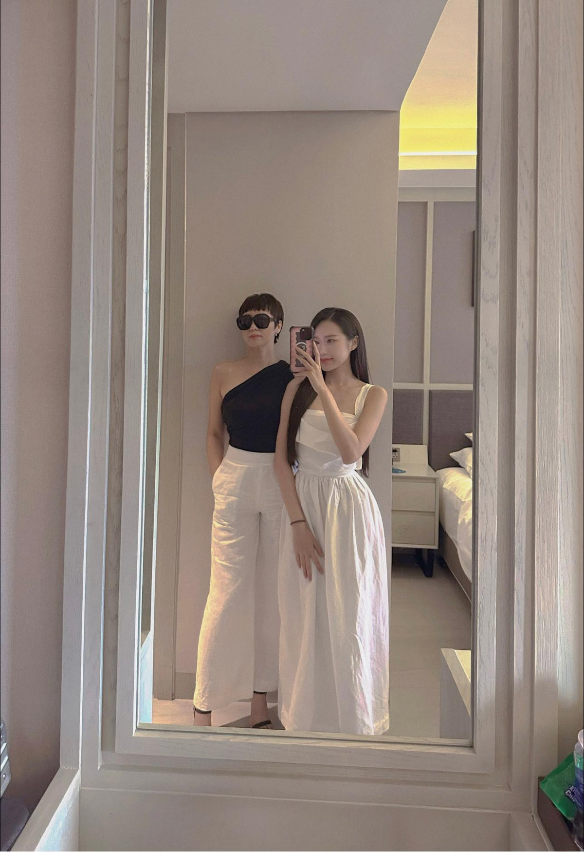 Ít khi xuất hiện trước truyền thông nhưng mẹ của Doãn Hải My sở hữu nhan sắc trẻ trung, xinh đẹp cùng phong cách thời trang thời thượng không khác gì con gái.