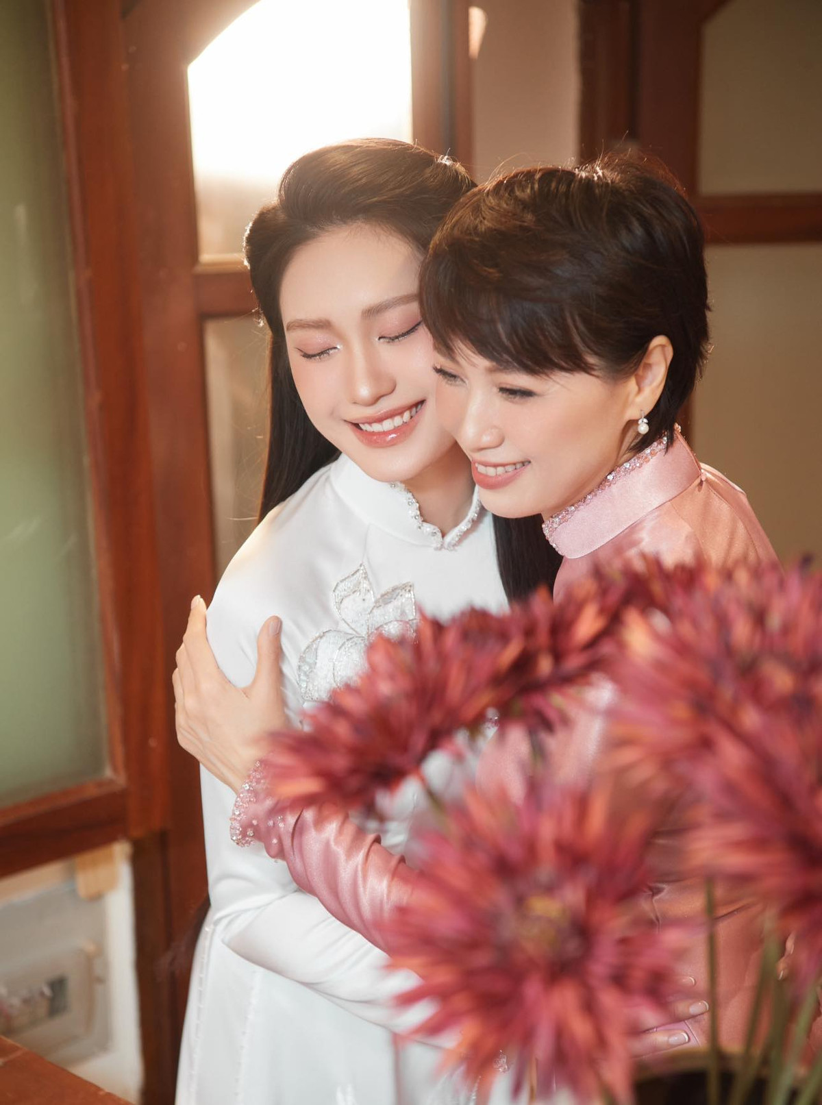 Cặp mẹ con showbiz Việt nổi tiếng khác phải kể đến Doãn Hải My và mẹ ruột là Mai Đoàn.