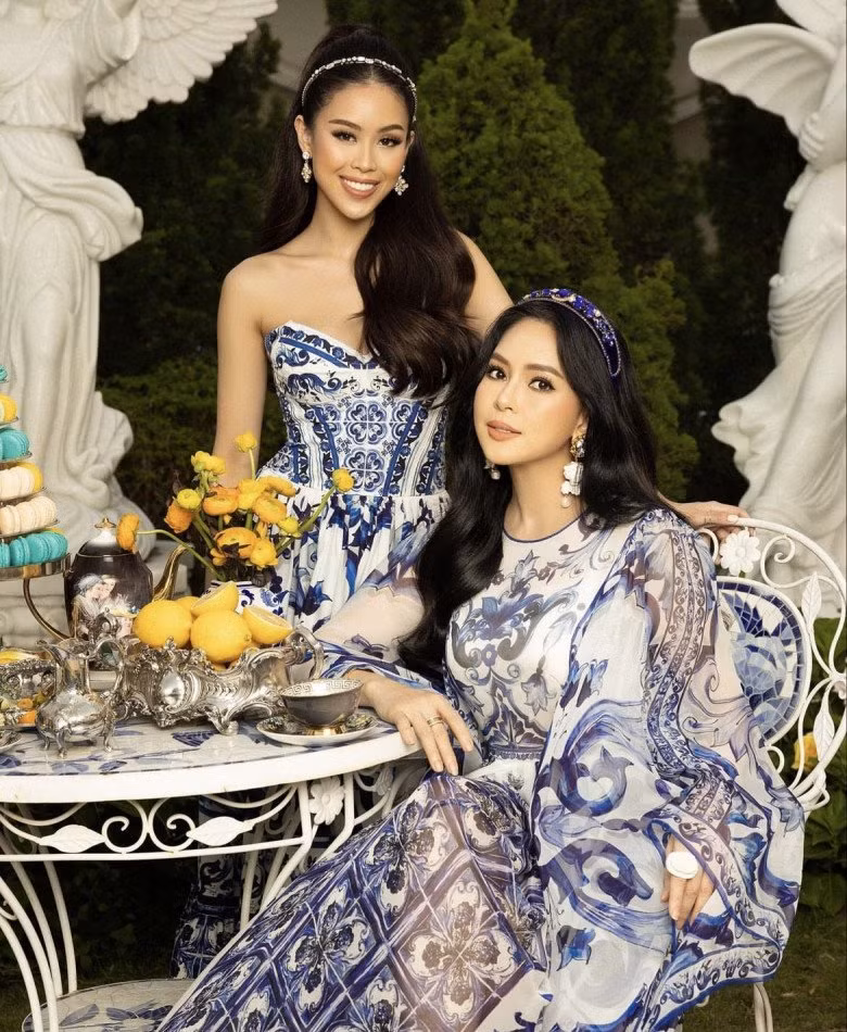 Tiên Nguyễn và mẹ ruột sở hữu gu thời trang sang chảnh đồng điệu.