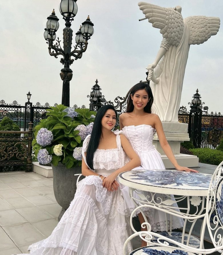 Nếu như bà Thủy Tiên ra dáng "quý phu nhân" thì Tiên Nguyễn lại đích thị là "tiểu thư tài phiệt" với loạt trang phục "đắt xắt ra miếng".