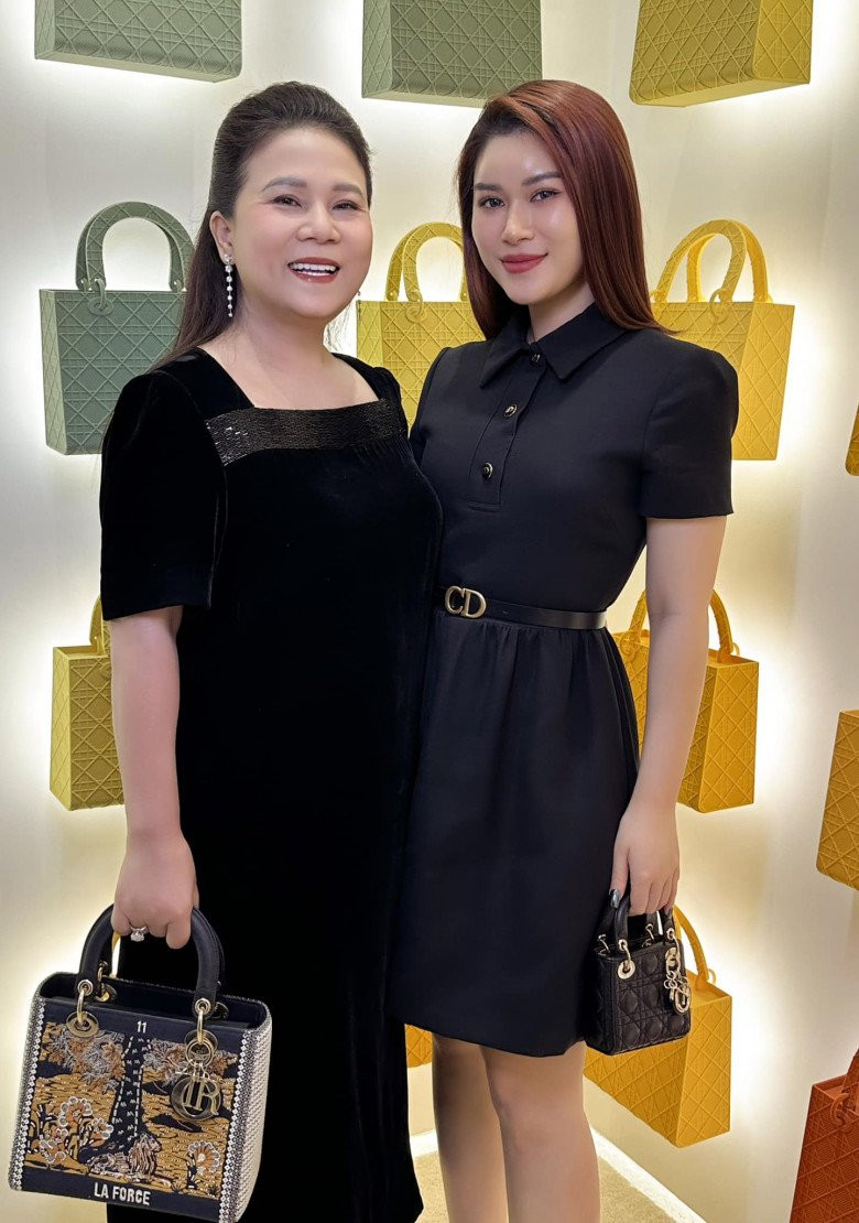 Cả hai thường xuyên diện những trang phục hàng hiệu đắt tiền, tôn lên vóc dáng và sự sang trọng.