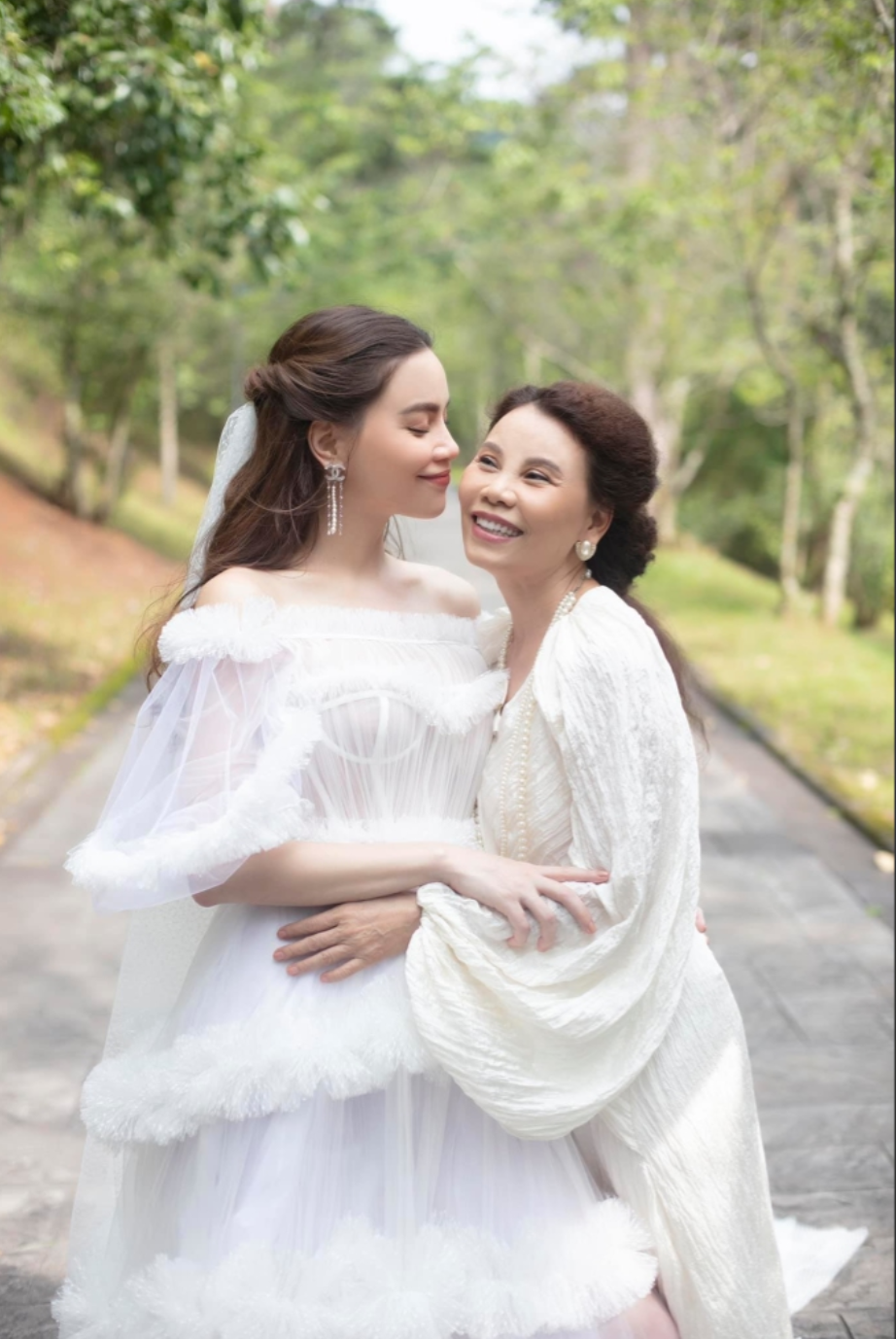 Cả hai luôn xuất hiện đồng điệu trong những thiết kế cao cấp, tôn lên vóc dáng và khí chất.