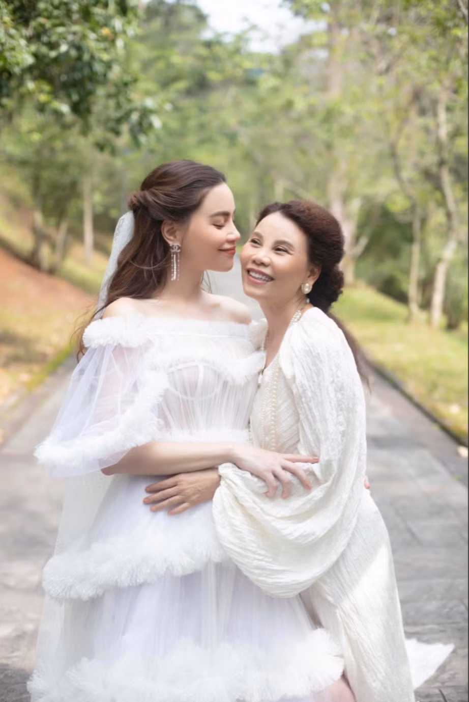 Cả hai luôn xuất hiện đồng điệu trong những thiết kế cao cấp, tôn lên vóc dáng và khí chất.