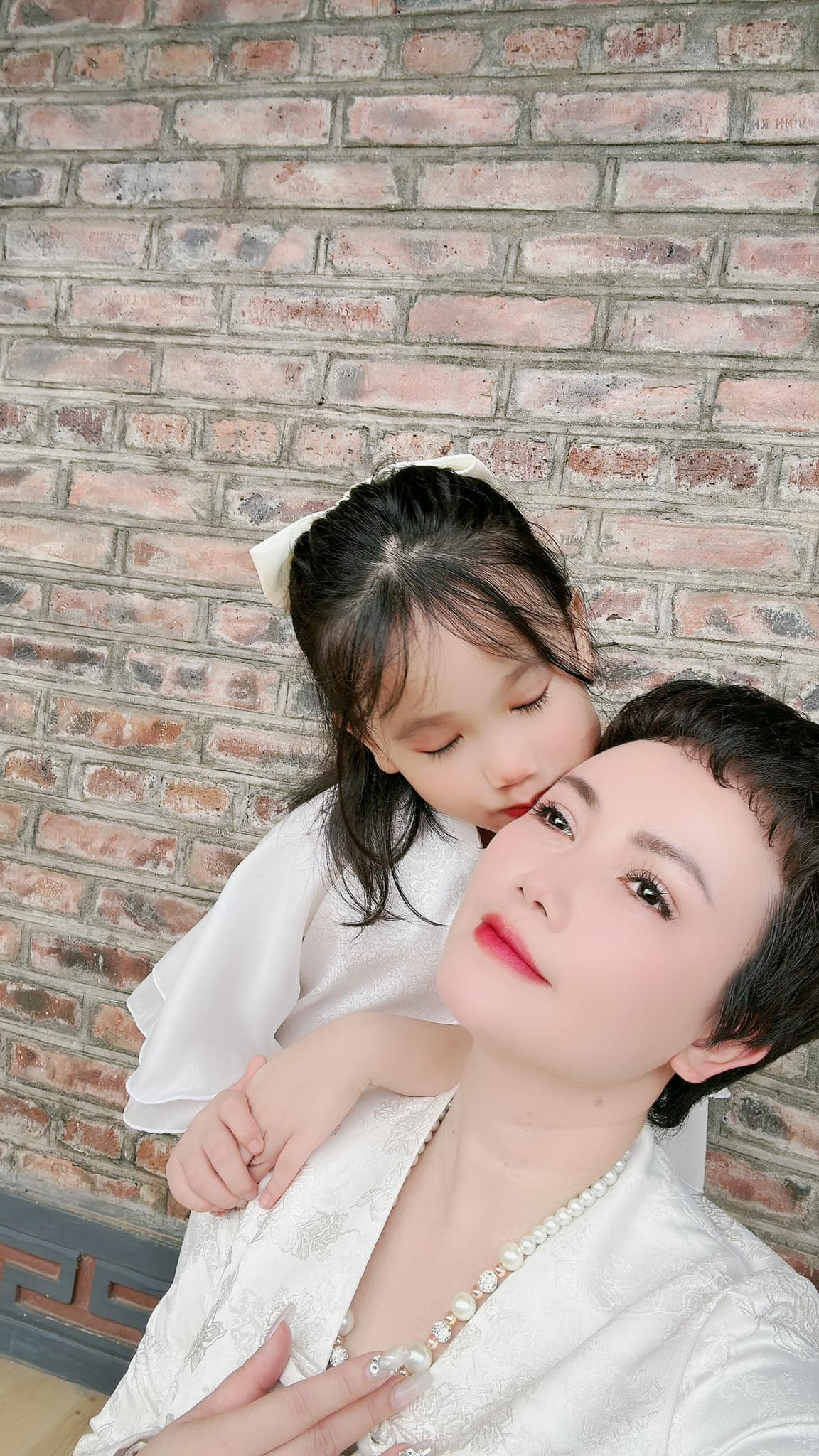 Nữ diễn viên thường xuyên chia sẻ những khoảnh khắc hạnh phúc bên các con trên trang cá nhân, khiến nhiều người ngưỡng mộ.