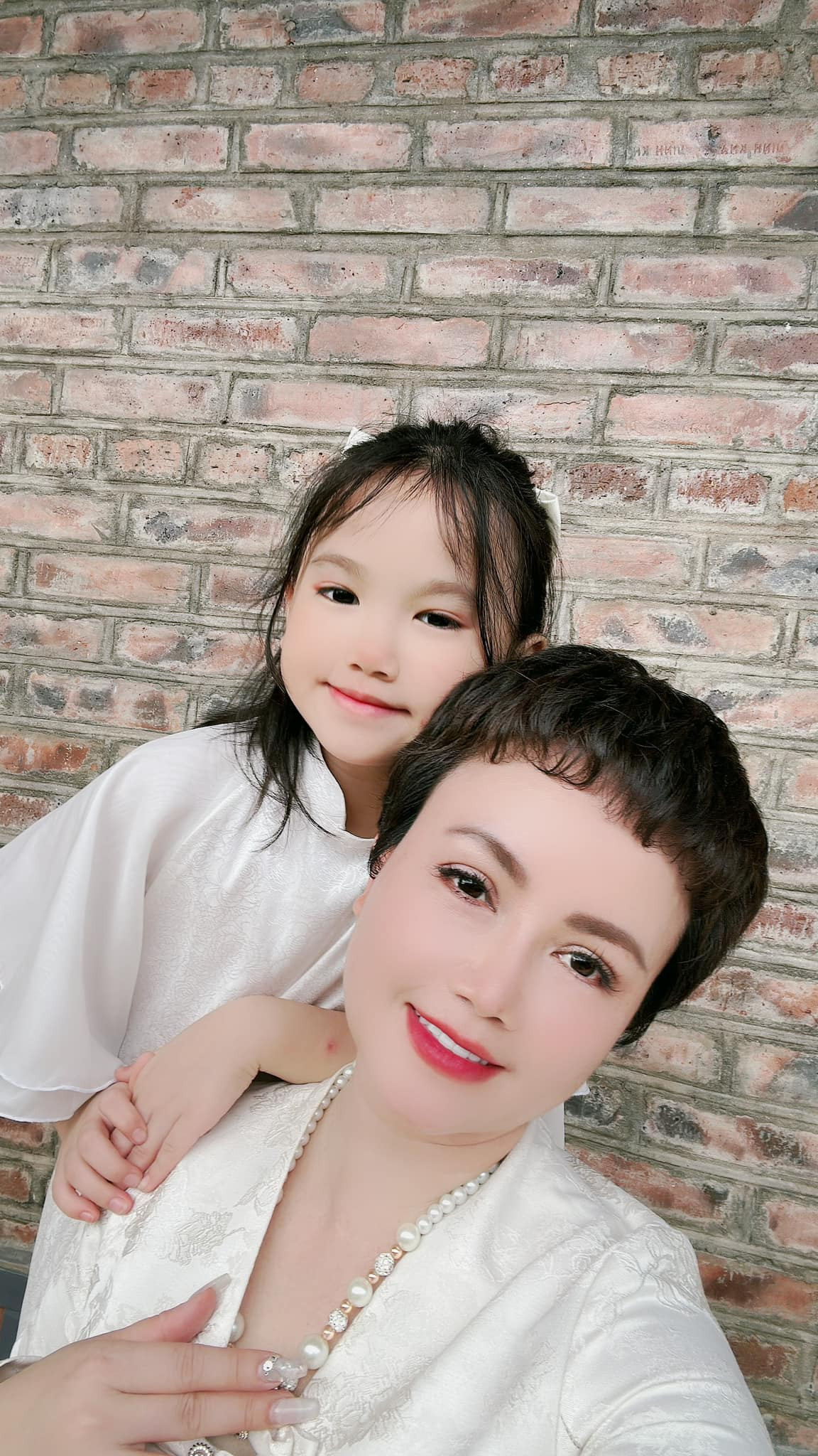 Con gái út của Hoàng Yến xinh xắn với đôi mắt to tròn và khuôn mặt bầu bĩnh.