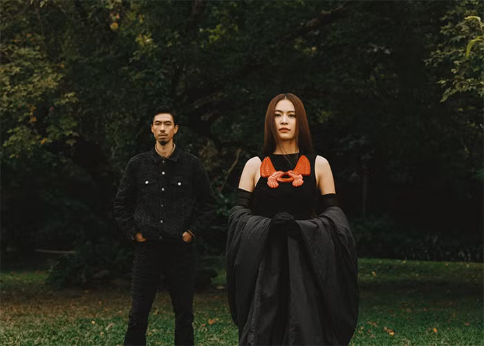 “Em muốn được lo nỗi lo của anh. Bên trong khu vườn của hai chúng ta. Bình yên cùng nhau dưới bóng của cây chanh thần”, lời ca của "Miền đất hứa" chứa đựng sự quan tâm, an ủi và không kém phần ngọt ngào. Khán giả cũng nhận ra sự gắn kết ngày một sâu sắc của Hoàng Thùy Linh và Đen Vâu trong âm nhạc. (Ảnh: FBNV)