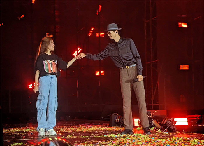 Trước đó, ca khúc "Miền đất hứa" xuất hiện lần đầu tiên tại Vietnamese Concert diễn ra vào tháng 9/2023. Đen Vâu cũng từng xuất hiện với vai trò nghệ sĩ khách mời trong Vietnamese concert của Hoàng Thùy Linh. (Ảnh: FBNV)