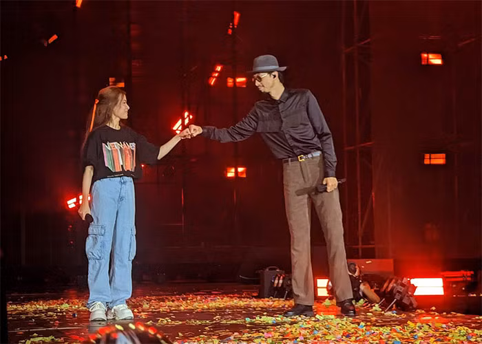 Trước đó, ca khúc "Miền đất hứa" xuất hiện lần đầu tiên tại Vietnamese Concert diễn ra vào tháng 9/2023. Đen Vâu cũng từng xuất hiện với vai trò nghệ sĩ khách mời trong Vietnamese concert của Hoàng Thùy Linh. (Ảnh: FBNV)