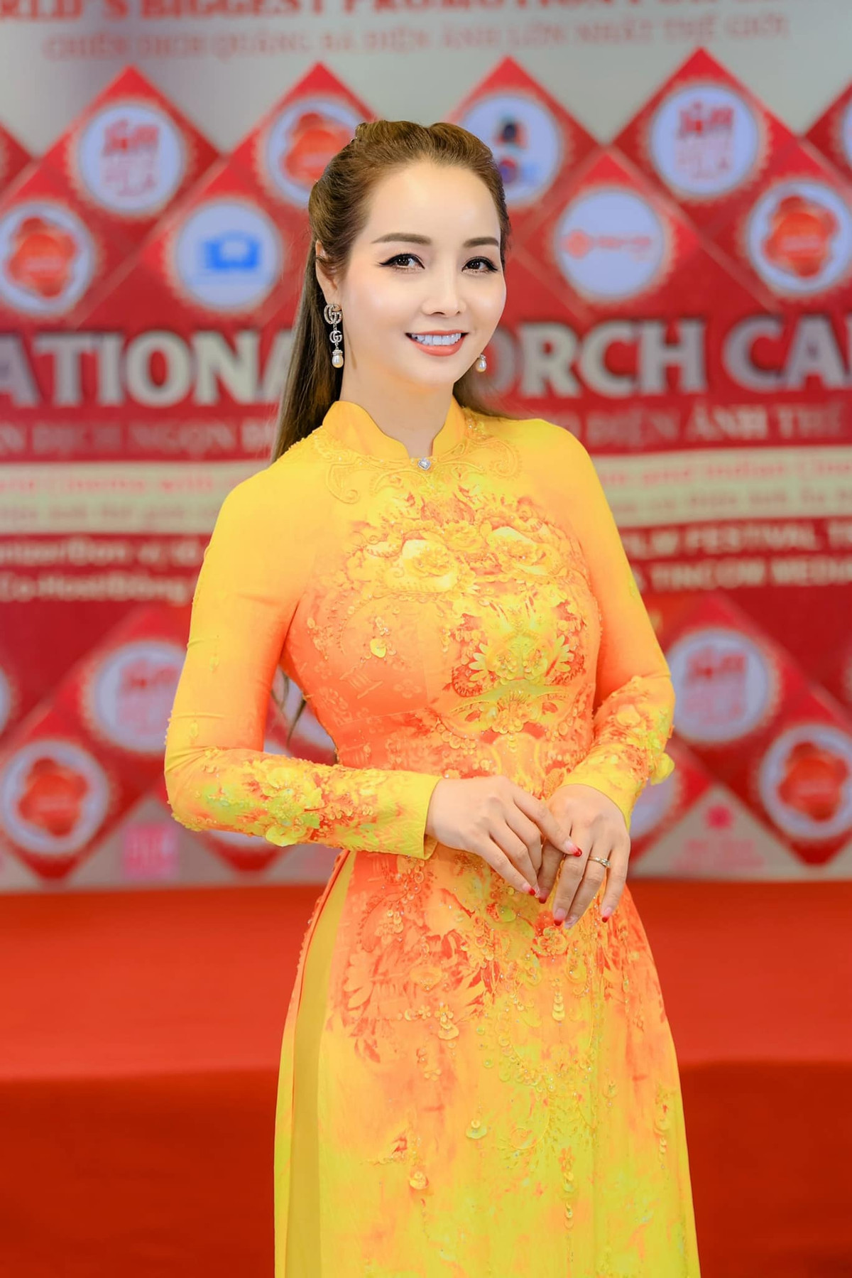 Vóc dáng của nữ diễn viên Mai Thu Huyền cũng rất thon gọn, gợi cảm.