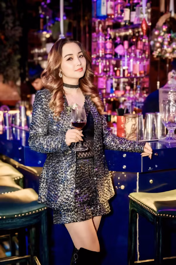 Ở tuổi 45, cô vẫn rạng rỡ và tràn đầy năng lượng.