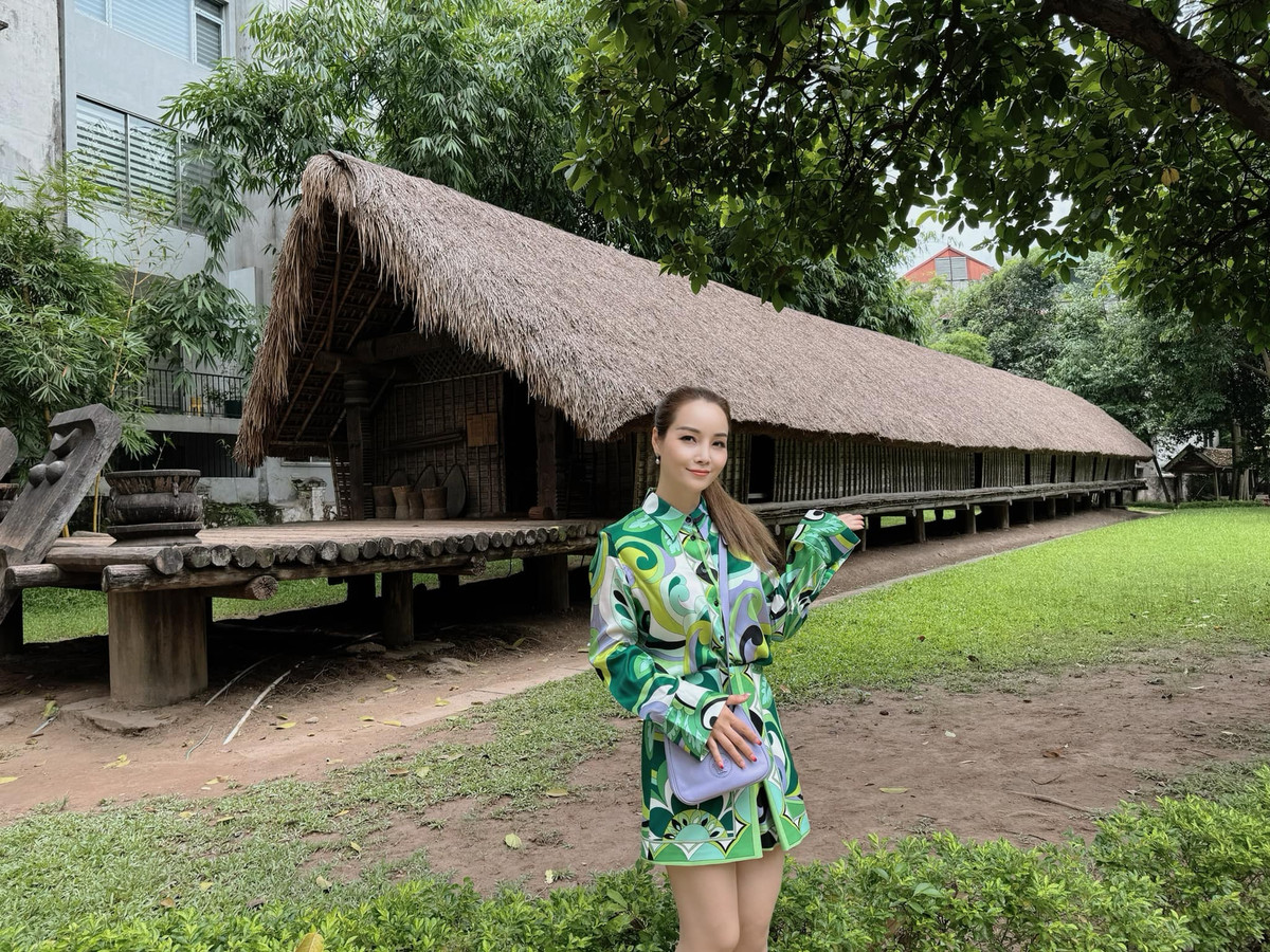 Làn da của Mai Thu Huyền mịn màng, căng bóng, không hề có dấu hiệu lão hóa.