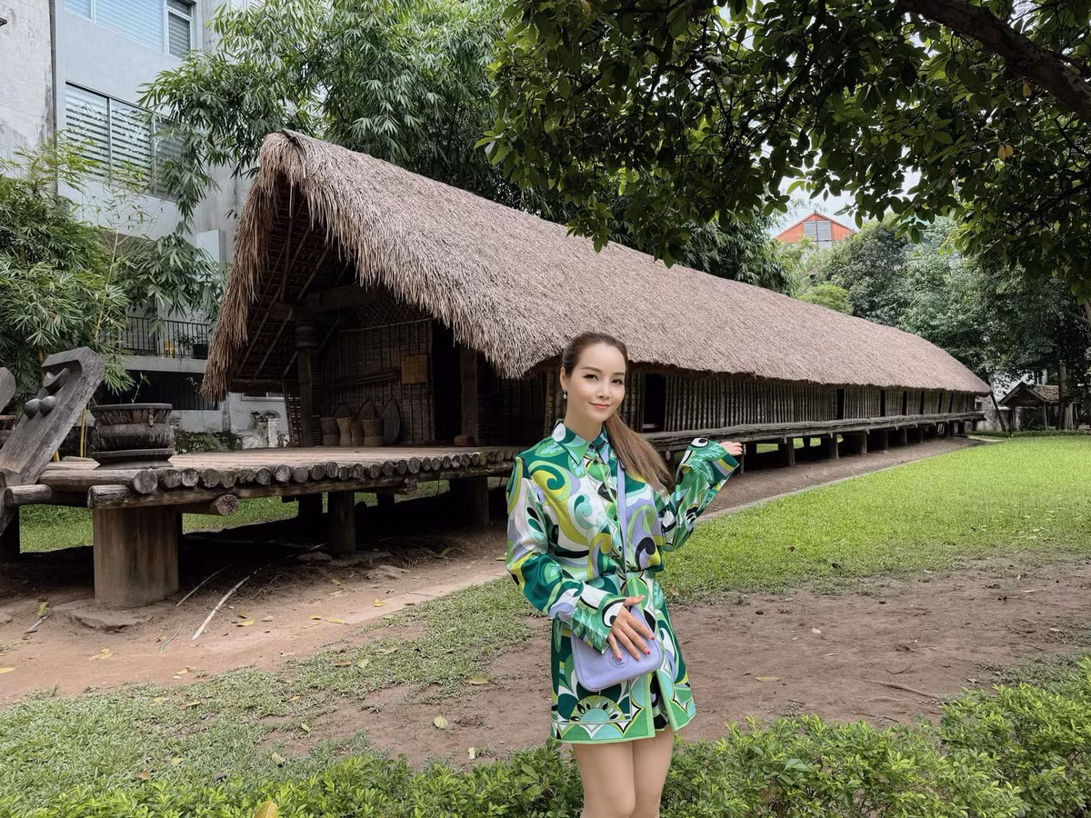 Làn da của Mai Thu Huyền mịn màng, căng bóng, không hề có dấu hiệu lão hóa.