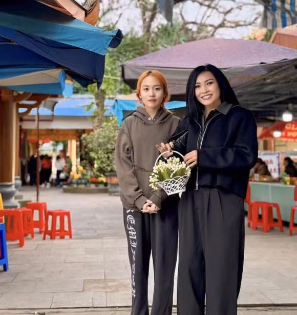 Sở hữu ngoại hình nổi bật với gương mặt xinh xắn, đôi mắt to tròn và nụ cười rạng rỡ, Bùi Hà Nghi Phương được nhận xét là "bản sao hoàn hảo" của ca sĩ Phương Thanh.