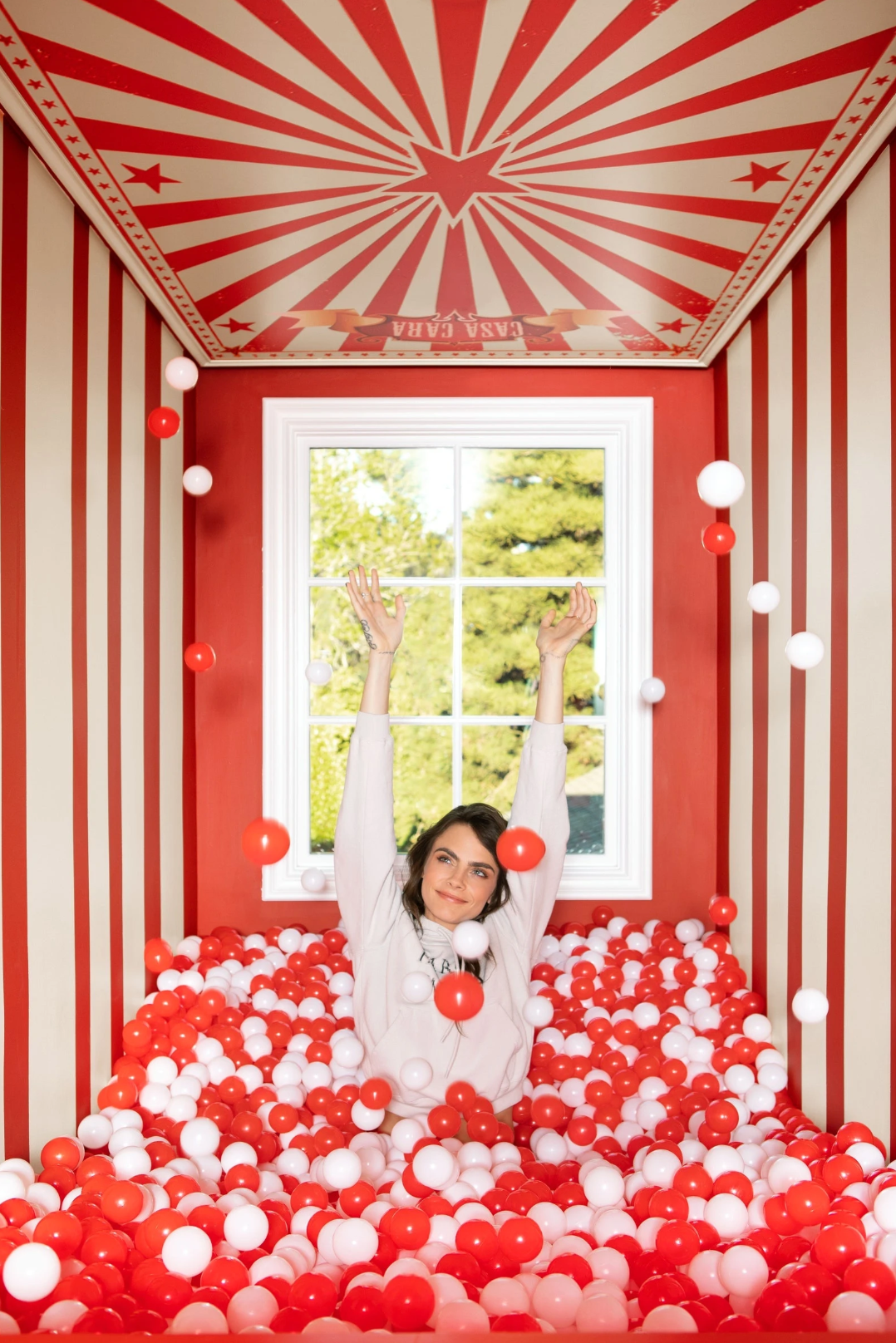 Vốn là người cá tính, có những sở thích kỳ quái, Cara thỉnh thoảng đi xe trượt Razor vào bếp vì cho rằng sàn nhà cứng làm cô đau chân.