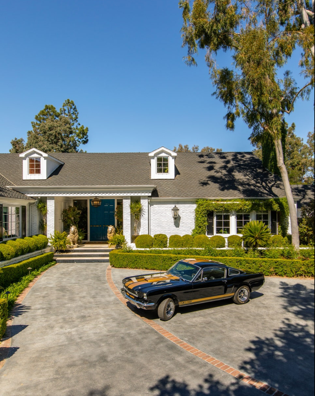 Biệt thự của Cara Delevingne mang chủ đề thiên nhiên, mỗi phòng đều có một chủ đề khác nhau. Có phòng được trang trí theo phong cách "Alice in Wonderland", phòng khác là chủ đề rừng rậm hay sự hào nhoáng của khách sạn Beverly Hills.