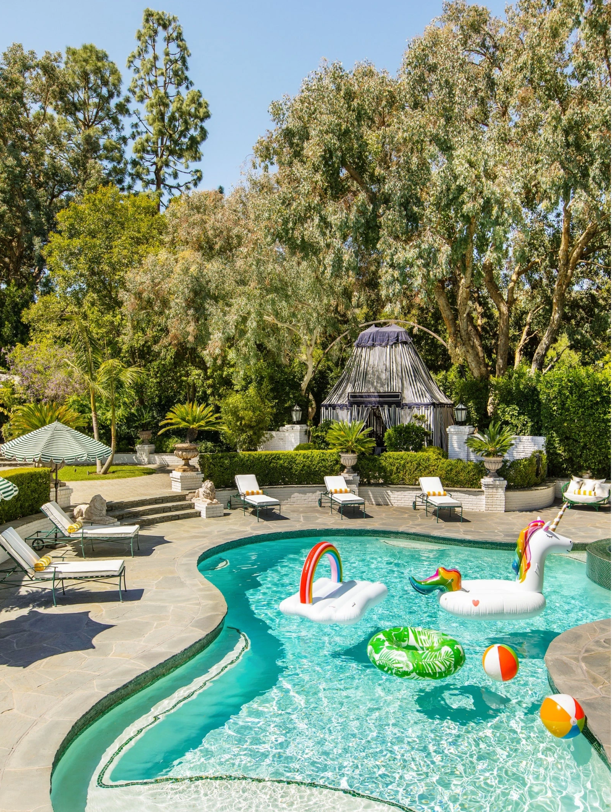 Bể bơi ngoài trời là nơi yêu thích cô dành nhiều thời gian nhất.