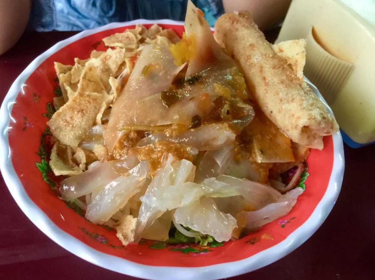 Ngoài món ngon trên, nếu đến Huế mùa nuốc, thực khách không nên bỏ lỡ món bún giấm nuốc trứ danh, được chế biến kỳ công, mang đậm hương vị miền đầm phá.