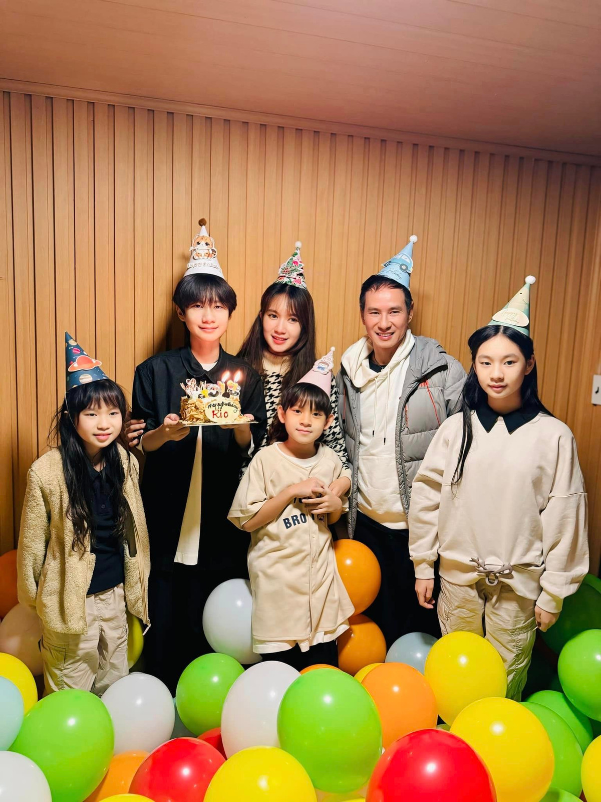 Vợ chồng đạo diễn Lý Hải - nhà sản xuất Minh Hà mừng sinh nhật con trai Rio. Ảnh: FB Ly Hai Minh Ha